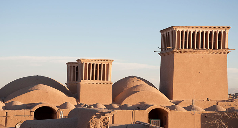 Una torre de viento o Badguir en la ciudad de Yazd